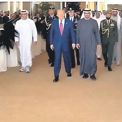 SAÇ SALLAYIP KARŞILADILAR