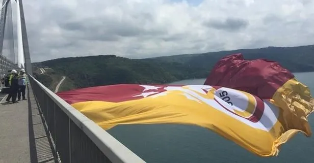 Galatasaray bayrakları İstanbul’da köprülere asıldı