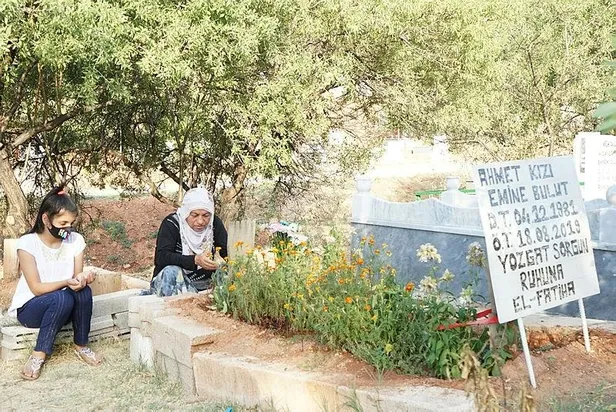Son dakika: Emine Bulut, 1'inci ölüm yıl dönümünde mezarı başında anıldı-3