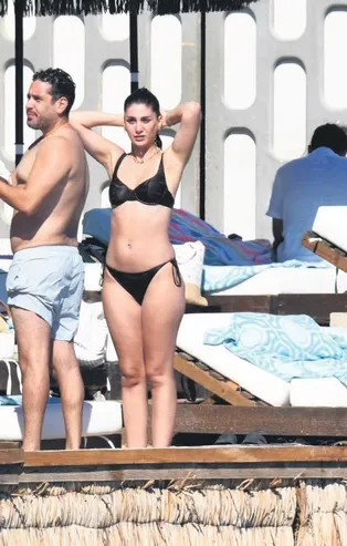 Oyuncu Sitare Akbaş ve arkadaşı Alican Aytekin Çeşme'de