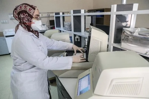 SON DAKİKA: İstanbul'un en büyük koronavirüs test laboratuvarı görüntülendi: Günde 10 bin test yapılıyor-9