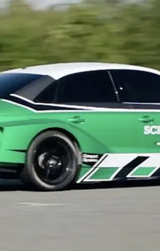 'Pes' dedirten rekor! Geri viteste 210 km hız