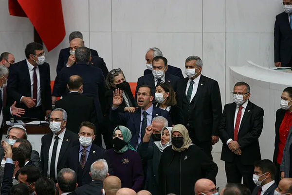 son-dakika-butce-gorusmeleri-sirasinda-tbmmde-yumruklu-kavga-1638959795383.jpg