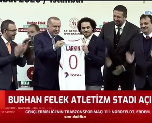 Anadolu Efesin yıldızı Shane Larkin formasını Başkan Erdoğanın elinden aldı!