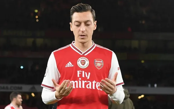 İngiliz basınından Fenerbahçelileri heyecanlandıran haber: Kanarya Mesut Özil’le ilgileniyor