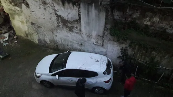 istanbulda-saganak-yagmur-uskudarda-istinat-duvari-coktu-4-arac-zarar-gordu-1639670000295.jpg İstanbul'da sağanak yağmur! Üsküdar'da istinat duvarı çöktü 4 araç zarar gördü-2