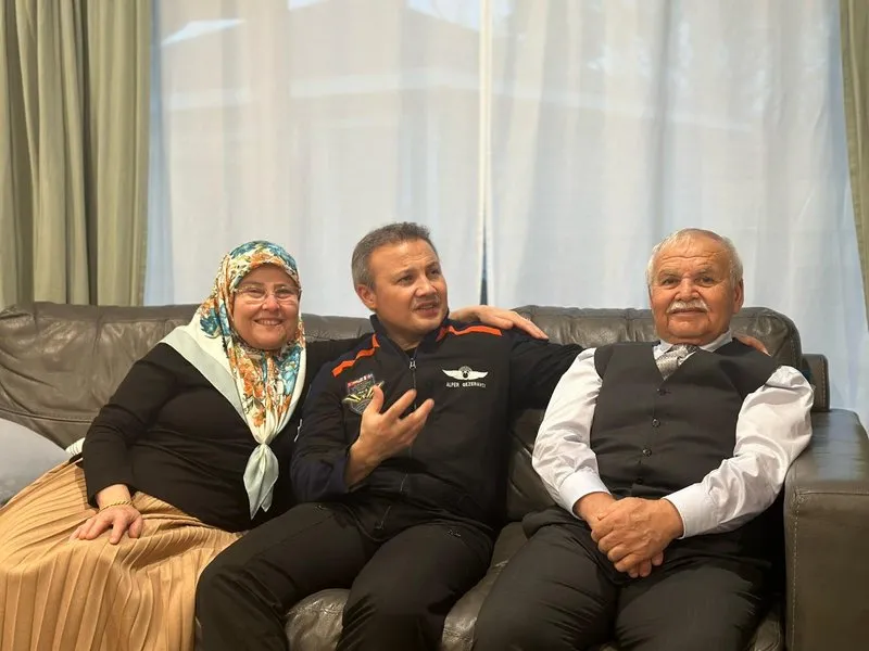 Alper Gezeravcı annesi ve babası ile birlikte