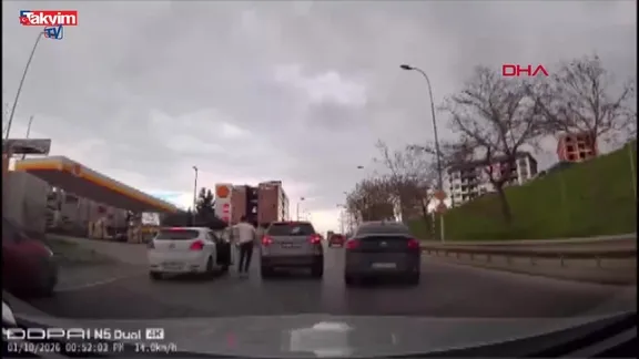 Pendik’te yol verme kavgası kamerada: Araca defalarca tekme attı