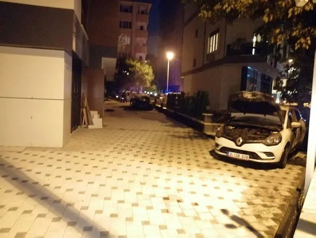 kadikoyde-park-halindeki-iki-otomobil-kundaklandi-1626727931633.jpeg Kadıköy'de park halindeki iki otomobil kundaklandı!-2