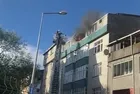Sultangazi'de 4 katlı bir binanın çatı katında yangın: 2'si çocuk 4 kişi mahsur kaldı