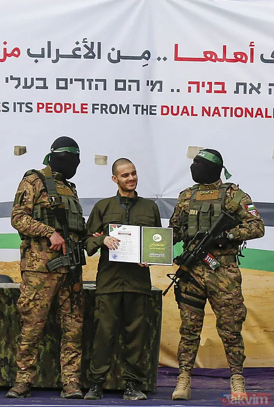 Gazze’de rehine takasına damga vuran an! İsrailli esir Kassam savaşçısını alnından öptü - 13