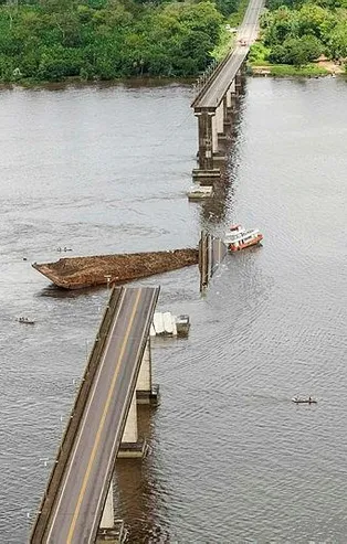 Brezilya'da feribot köprüye çarptı