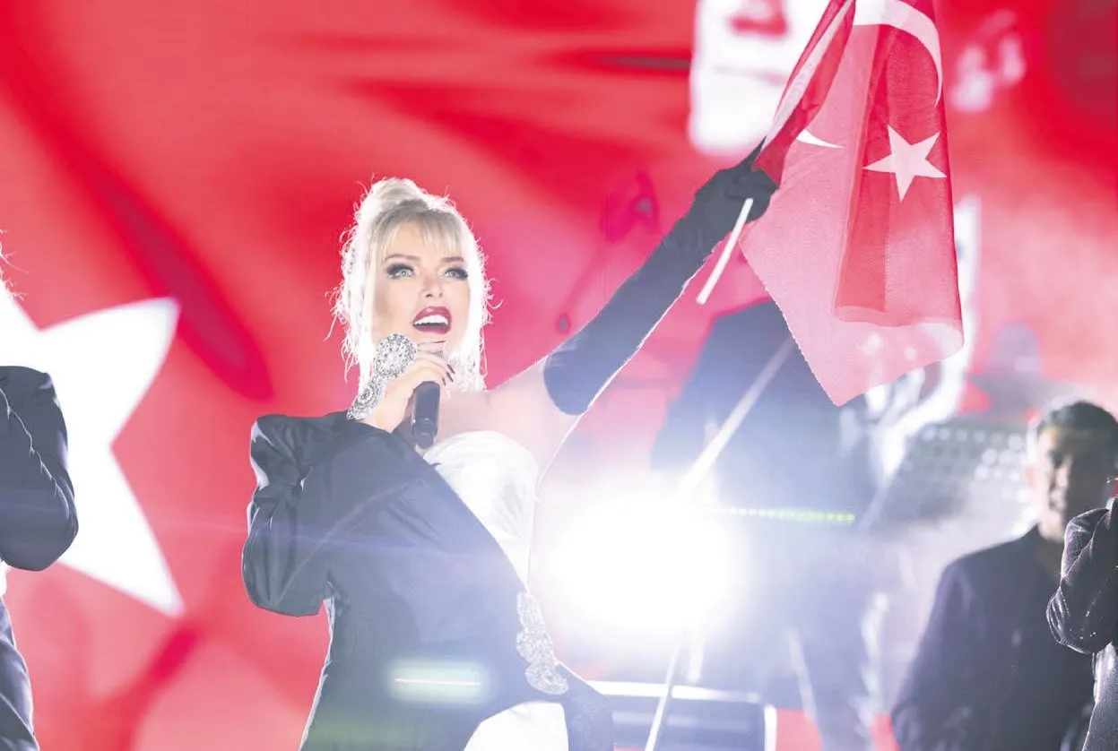 Yer gök kırmızı-beyaz