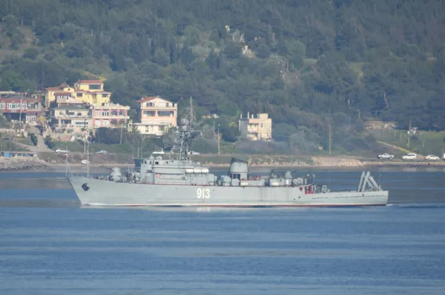 Rus savaş gemisi Çanakkale Boğazı'ndan geçti
