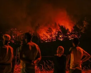 İzmirde gergin bekleyiş! Karabağlardaki orman yangını iki mahalleye yaklaştı