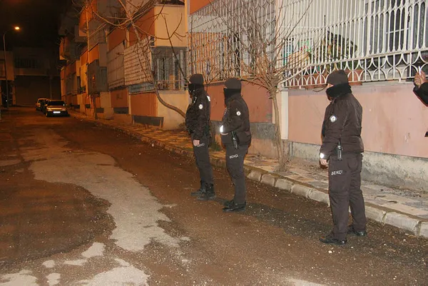 son-dakika-suriyeden-atilan-roket-kilise-dustu-1616094664072.jpg Son dakika! Suriye'den atılan roket Kilis'e düştü! Roketler terör örgütü PKK/YPG'nin işgali altındaki bölgeden fırlatıldı-3