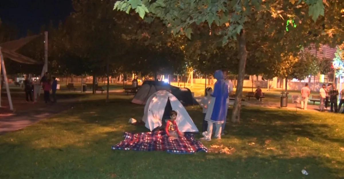 Depremden tedirgin olan İstanbullular çadır kurarak parklarda yattılar