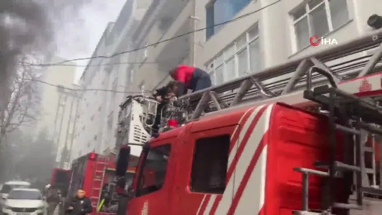 Esenyurt’ta 5 katlı binada yangın çıktı: Mahsur kalan vatandaşları kurtarma çalışmaları sürüyor