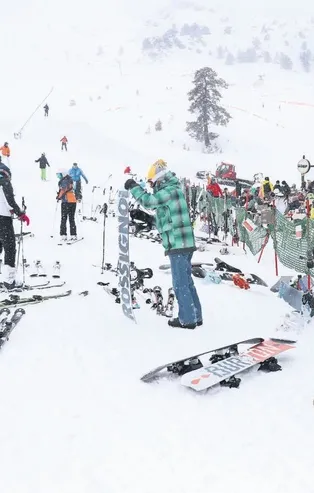 Burcu Şendir, Dilan Çiçek Deniz, Sibil Çetinkaya ve Eliz Fındık'ın müdavini olduğu Kartalkaya kazığın zirvesine çıktı