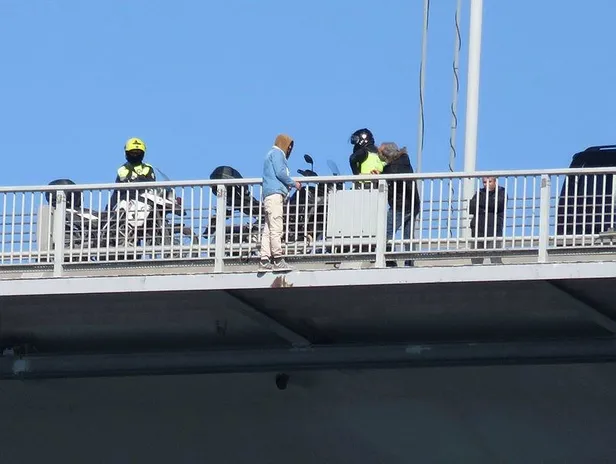 Son dakika: Köprüde intihar girişiminde bulunan kişiyi eski bakan Eroğlu ikna etti-1