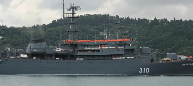 Rus savaş gemisi İstanbul Boğazı’ndan geçti