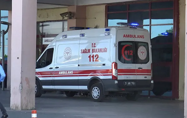 diyarbakirda-liselilerin-bicakli-kavgasinda-kan-akti-iste-o-anlar-1633088781355.jpg Diyarbakır'da liselilerin bıçaklı kavgasında kan aktı! İşte o anlar-4
