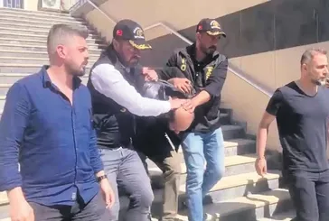 Sırtına M harfi çizmiş!