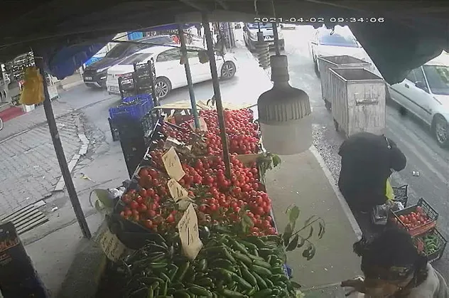 Esenyurt'ta dehşet anları! Kontrolden çıkan araç 2 kadına çarpıp manava girdi