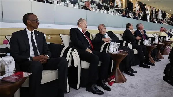 elif-gibi-dimdik-ayakta-baskan-recep-tayyip-erdoganin-dikkat-ceken-temposu-1682531724640.jpeg