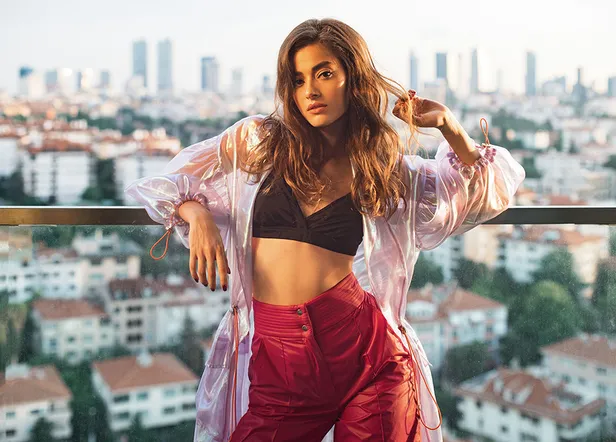 aziz-dizisi-efnan-kimdir-kim-oynuyor-aziz-dizisinin-efnani-simay-barlas-kac-yasinda-nereli-simay-barlas-hangi-dizilerde-oynadi-1636125908074.jpg Aziz dizisi Efnan kimdir, kim oynuyor? Aziz dizisinin Efnan'ı Simay Barlas kaç yaşında, nereli? Simay Barlas hangi dizilerde oynadı?-6