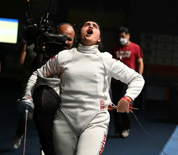 milli-eskrimci-aleyna-erturkten-buyuk-basari-gencler-ve-yildizlar-dunya-sampiyonasinda-altin-madalya-1649521805321.jpeg Milli eskrimci Aleyna Ertürk'ten büyük başarı: Gençler ve Yıldızlar Dünya Şampiyonası'nda altın madalya!-3