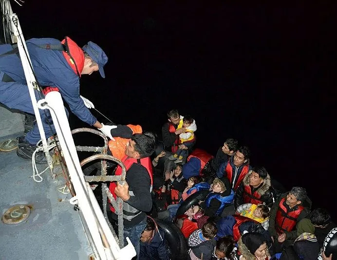 Lastik botla kaçarken yakalandılar!