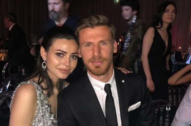 Serdar Aziz'in eşi Tuğçe Aziz sosyal medyadan ateş püskürdü