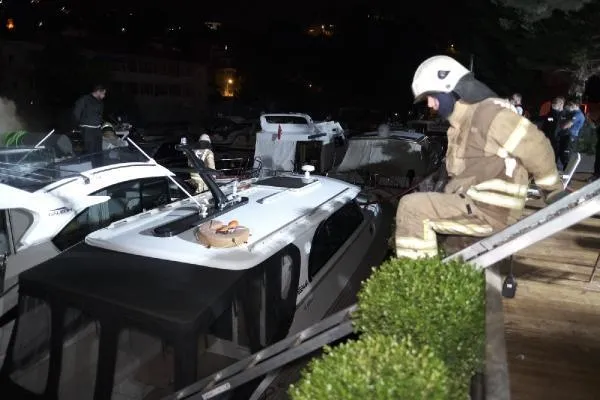 Dumanı gören itfaiyeyi aradı: Beykoz Göksu Deresi'nde demirli yatta yangın çıktı-5