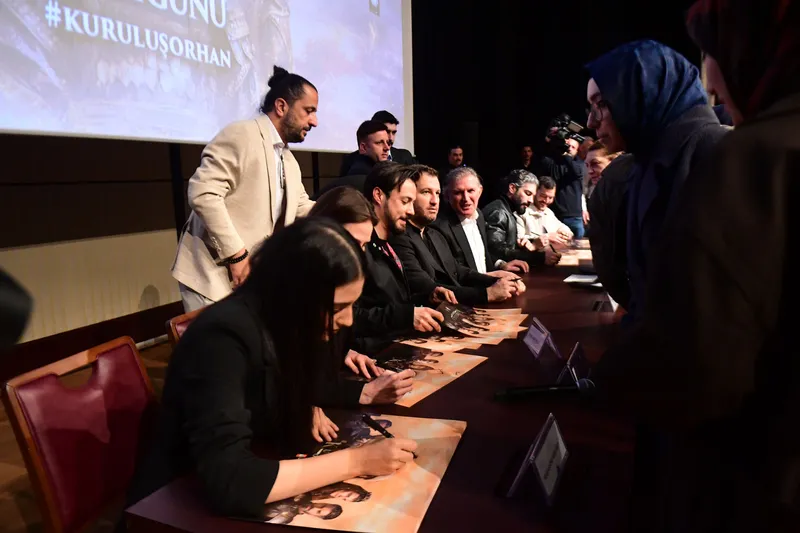 Kuruluş Orhan’a Külliye’de büyük ilgi | Hayranlar imza gününe akın etti-6