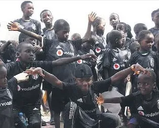 Nijerli çocuklara Beşiktaş forması