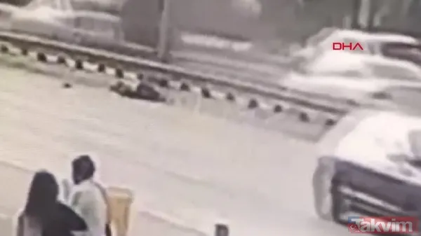 İstanbul'da korkunç kaza kamerada! Bakırköy'de bariyerlere çarpan motosiklet sürücüsü hayatını kaybetti - 4