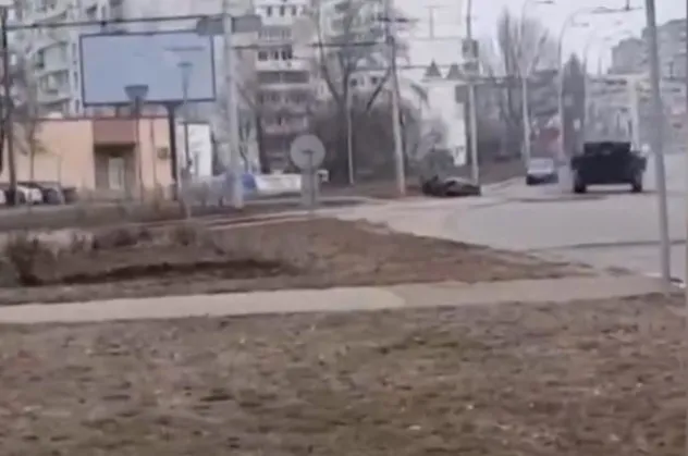 Rus ve Ukrayna askerlerinin Kiev'deki sıcak çatışma anları kamerada! Rus tankı otomobili ezdi