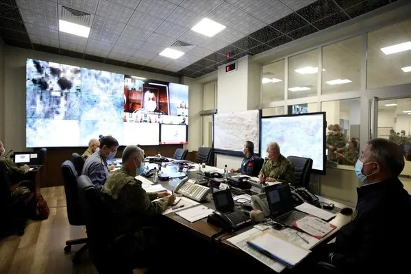 milli-savunma-bakani-hulusi-akar-pence-simsek-ve-pence-yildirim-operasyonlarina-katilan-komutanlarla-gorustu-1619278379210.jpeg Milli Savunma Bakanı Hulusi Akar, Pençe Şimşek ve Pençe Yıldırım operasyonlarına katılan komutanlarla görüştü-4