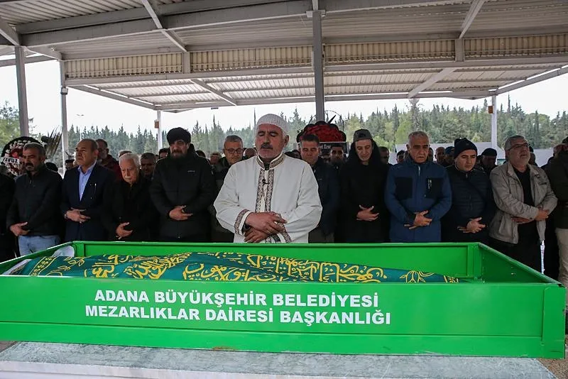 Şarkıcı Murat Kekilli'nin 84 yaşında hayatını kaybeden annesi Sıdıka Kekilli'nin cenazesi Adana'da toprağa verildi. Cenazeye, Murat Kekilli'nin yanı sıra ailesi ve yakınları ile vatandaşlar katıldı. (AA)