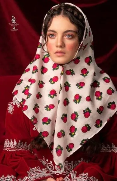 iranli-kadinlarin-guzellik-sirri-ortaya-cikti-rusur-tasiyla-cilt-beyazlatmak-10-dakika-suruyor-1730212956659.jpg Ruşur taşıyla cilt beyazlatmak 10 dakika sürüyor! İranlı kadınların güzellik sırrı ortaya çıktı-3