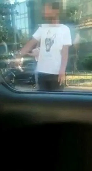 istanbul-kadikoyde-degneciye-sucustu-sivil-polisler-enseledi-1652767720203.jpeg İstanbul Kadıköy'de değnekçiye suçüstü! Sivil polisler enseledi...-2