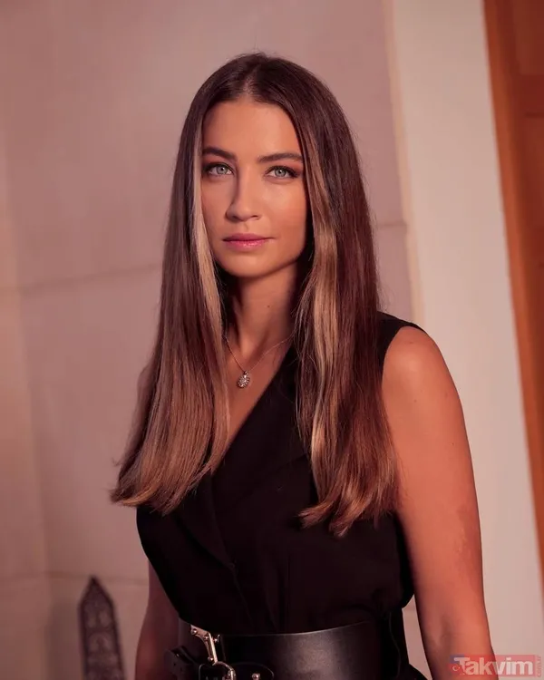 Ceren Benderlioğlu’ndan bornozlu poz! Emir Benderlioğlu’nun biricik eşine bakın duru güzelliğiyle hayran bıraktı! EDHO’nun Ömür’üydü... - 1