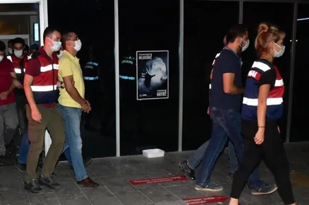 İzmir'de FETÖ operasyonu! 1 kişi tutuklandı