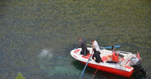 Otomobil nehre uçtu: Anne ile çocuğu öldü doktor baba yaralandı