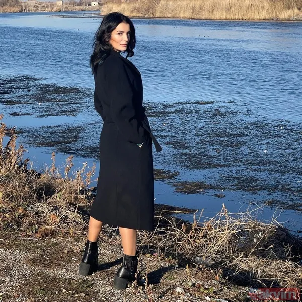 Aleyna Tilki’nin annesi Havva Öztel tatil paylaşımıyla tozu dumana kattı! Beyaz minisiyle taş merdivenlerde poz verdi ilgi odağı oldu - 3