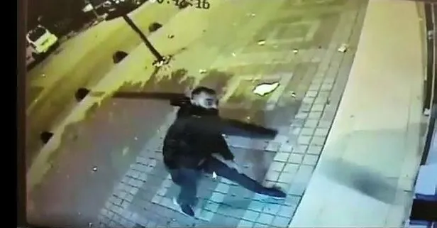 Bağcılar’da ATM taşlayan şahıs kameraya yakalandı