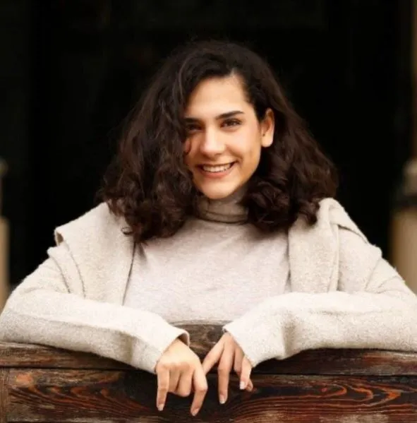 22-yasinda-genc-kiz-oldu-yaprak-dokumunun-aysesi-sebnem-ceceliyi-goren-tanimadi-buse-varol-sandim-fahriye-evce-1700133697513.jpg Yaprak Dökümü’nün Ayşe’si Şebnem Ceceli’yi gören tanımadı: Buse Varol sandım! 22'lik genç kız oldu! Fahriye Evcen ve Gökçe Bahadır’ın kardeşi...-4