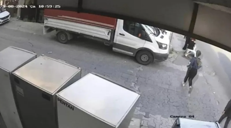 atasehirde-iki-kadin-arasinda-sac-saca-bas-basa-yol-kavgasi-kolonya-sisesini-basina-vurdu-arka-planda-husumet-1715348881245.jpeg Ataşehir’de iki kadın arasında saç saça baş başa yol kavgası! Kolonya şişesini başına vurdu... Arka planda 'husumet' var-3