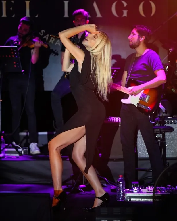 Gülşen giyinse de olay giyinmese de kendinden geçti! Gülşen'den ayna karşısında sütyensiz 'kardeşim helikopter' dansı-5